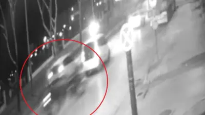 Bursa’nın Osmangazi ilçesinde hafif ticari araçla çarpışan otomobil, savrularak park