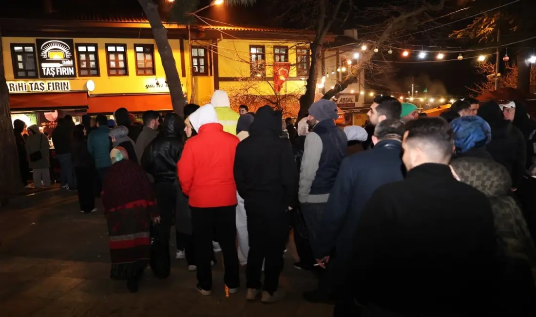 Bursa’da Tarihi Abdal Meydanı’nda simit ve tahinli pide ile sahur