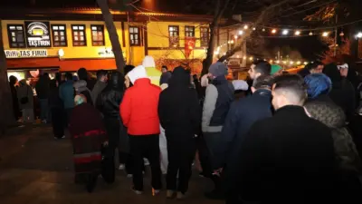 Bursa’da Tarihi Abdal Meydanı’nda simit ve tahinli pide ile sahur