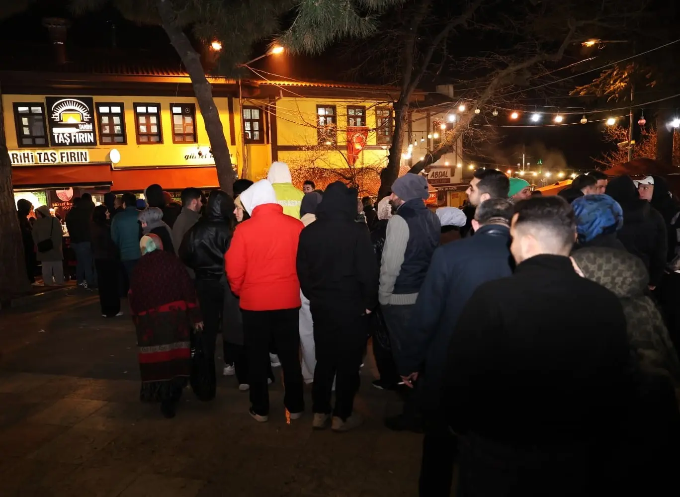 Bursa’da Tarihi Abdal Meydanı’nda simit ve tahinli pide ile sahur