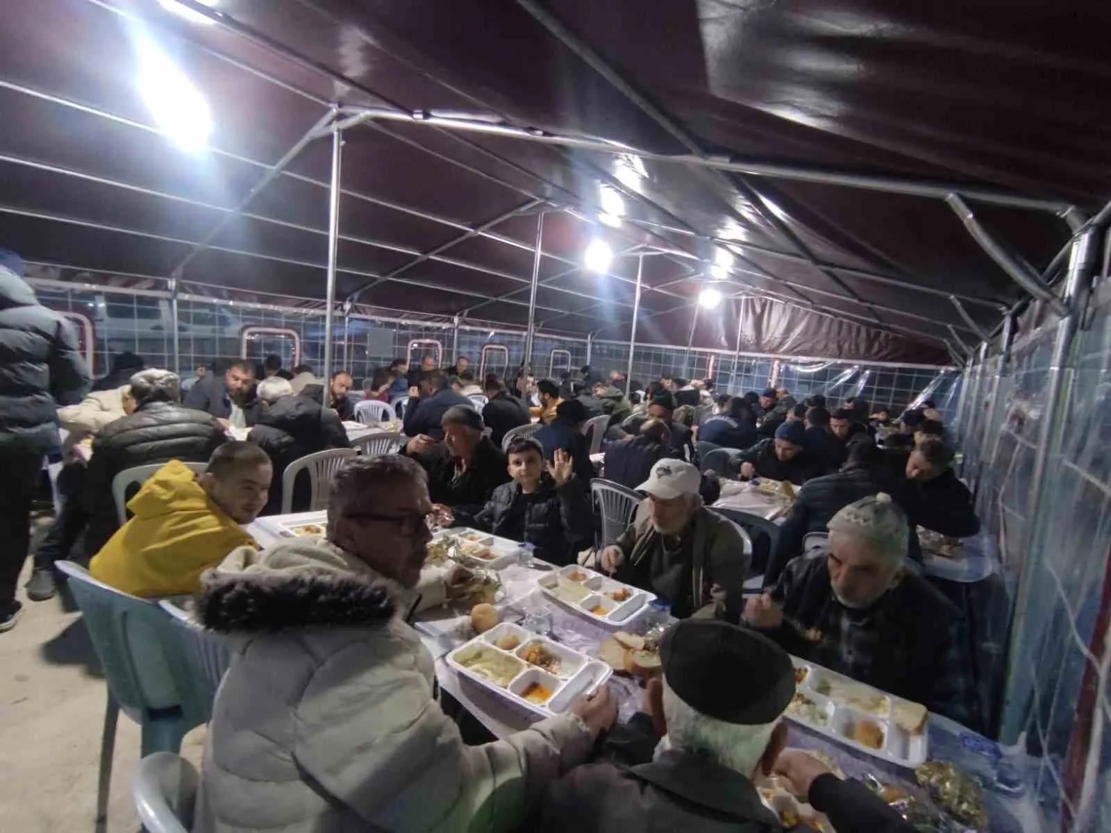 Bursa’nın dağ ilçelerinden Harmancık’ta Ramazan ayı dolayısıyla kurulan iftar çadırı,