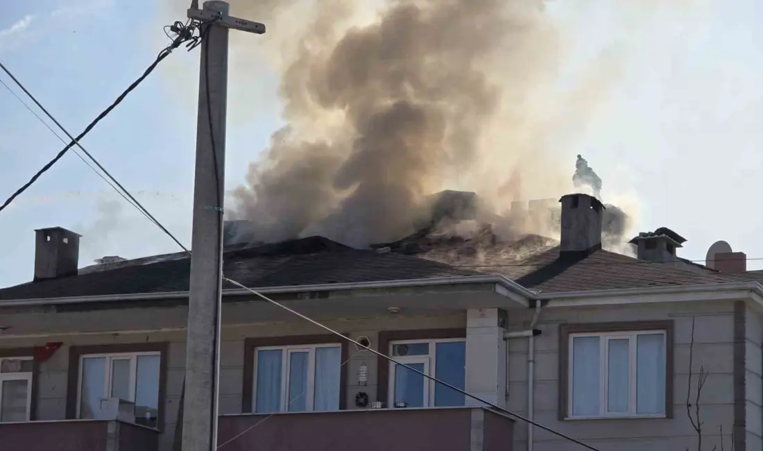 Bursa’nın İnegöl ilçesinde apartmanın çatısı, alevlere teslim oldu. Yangın, saat