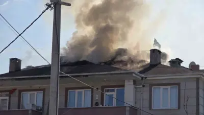 Bursa’nın İnegöl ilçesinde apartmanın çatısı, alevlere teslim oldu. Yangın, saat