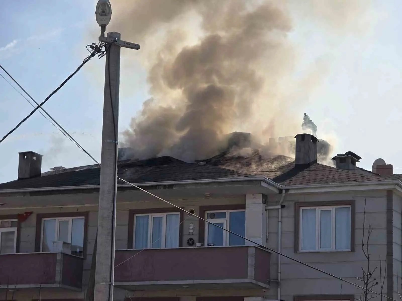 Bursa’nın İnegöl ilçesinde apartmanın çatısı, alevlere teslim oldu. Yangın, saat