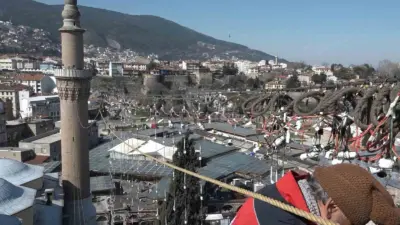 Bursa’da 627 yıllık Ulu Cami’nin 70 metrelik 2 minaresi arasına