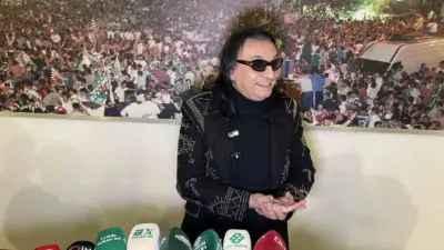 Müzisyen Gökhan Kırdar, Bursaspor’un Güzide Gebzespor ile karşılaşması öncesinde Atatürk