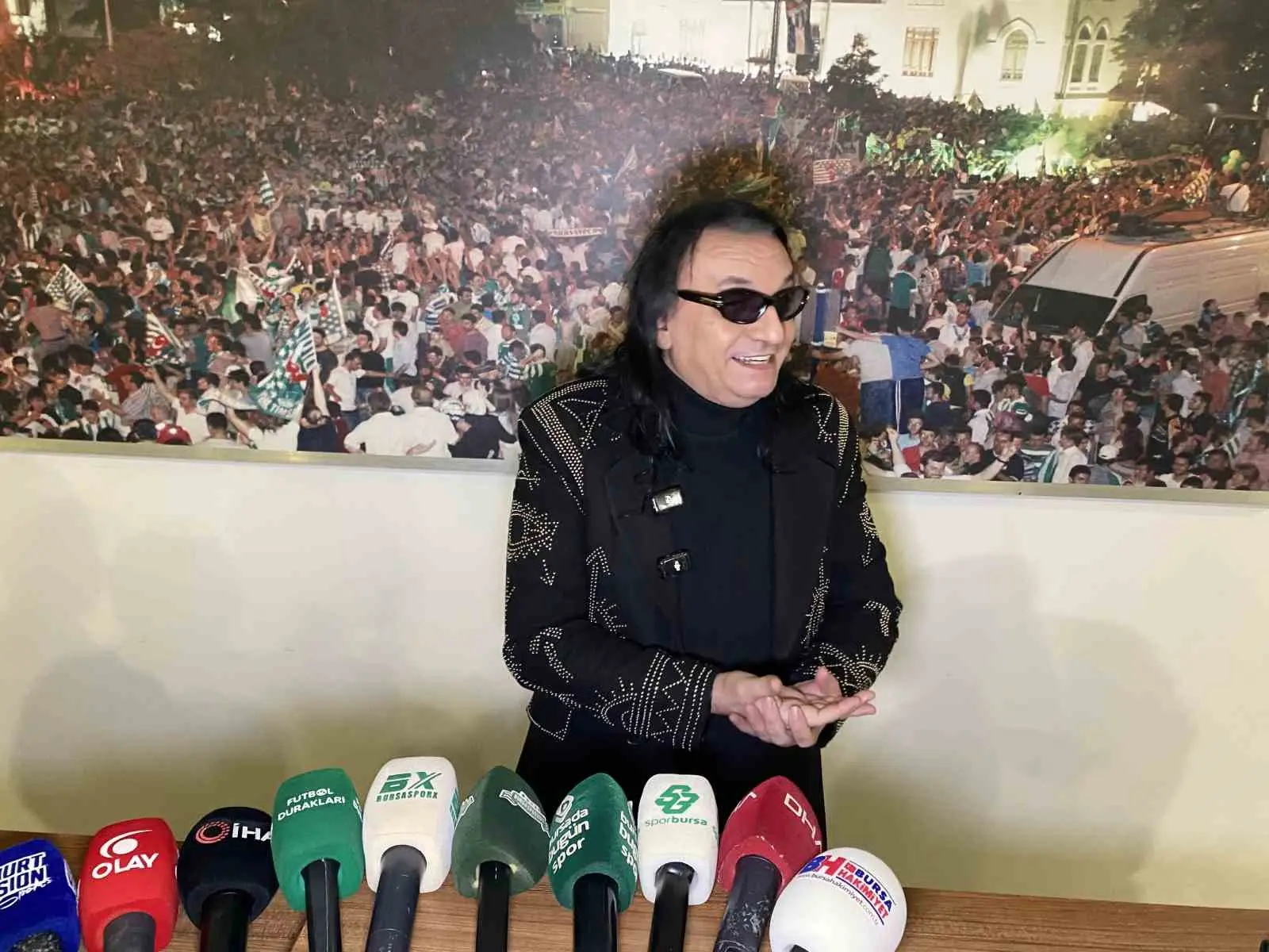 Müzisyen Gökhan Kırdar, Bursaspor’un Güzide Gebzespor ile karşılaşması öncesinde Atatürk