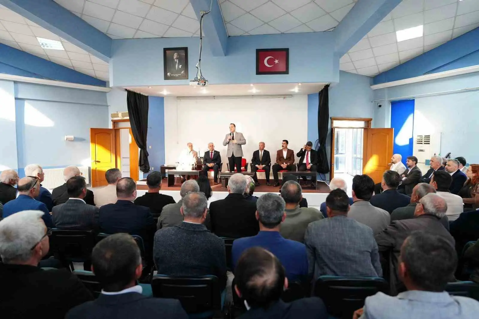 Manisa Büyükşehir Belediye Başkanı Besim Dutlulu, Salihli’de mahalle muhtarları ile