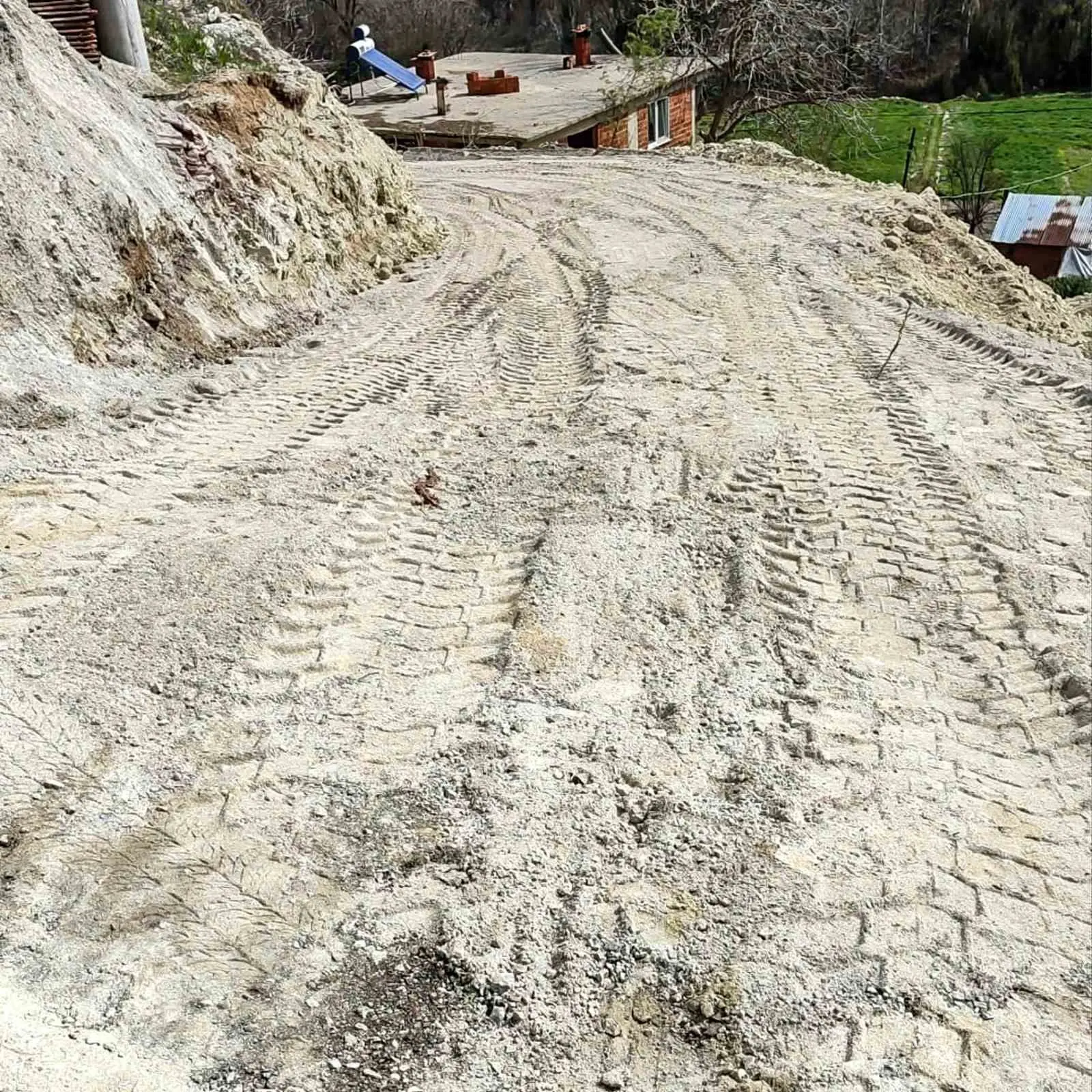 Çameli Belediyesi Fen İşleri ekipleri, Kirazlıyayla Mahallesi’nde yaşayan iki engelli