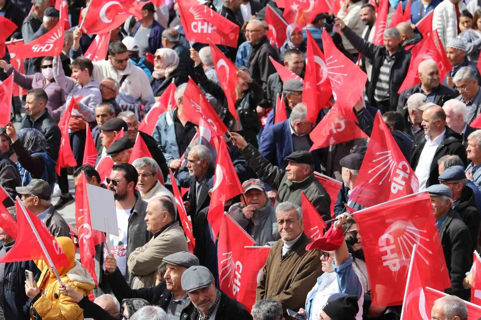 CHP Genel Başkanı Özgür Özel, Uşak’ta “Millet İradesine Sahip Çıkıyor”