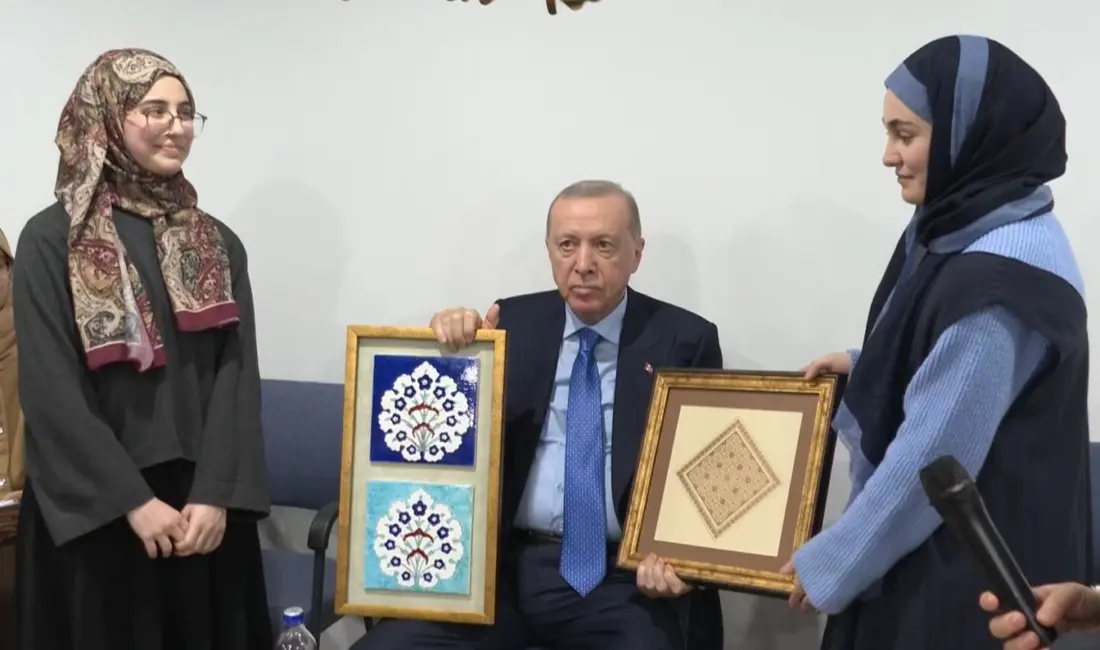 Cumhurbaşkanı Recep Tayyip Erdoğan, Marmara Üniversitesi İlahiyat Fakültesi öğrencilerini yurtlarında