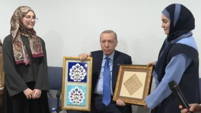 Cumhurbaşkanı Recep Tayyip Erdoğan, Marmara Üniversitesi İlahiyat Fakültesi öğrencilerini yurtlarında