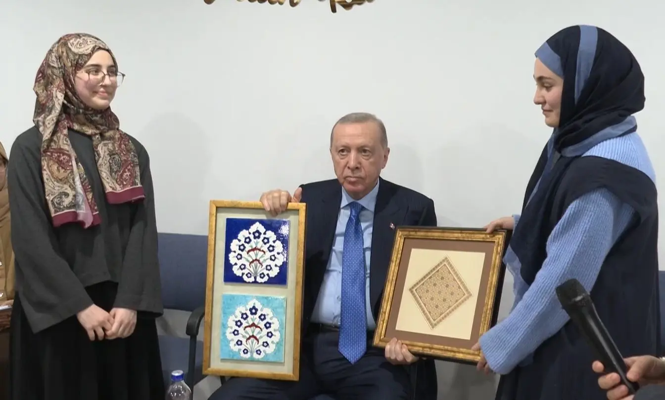 Cumhurbaşkanı Recep Tayyip Erdoğan, Marmara Üniversitesi İlahiyat Fakültesi öğrencilerini yurtlarında