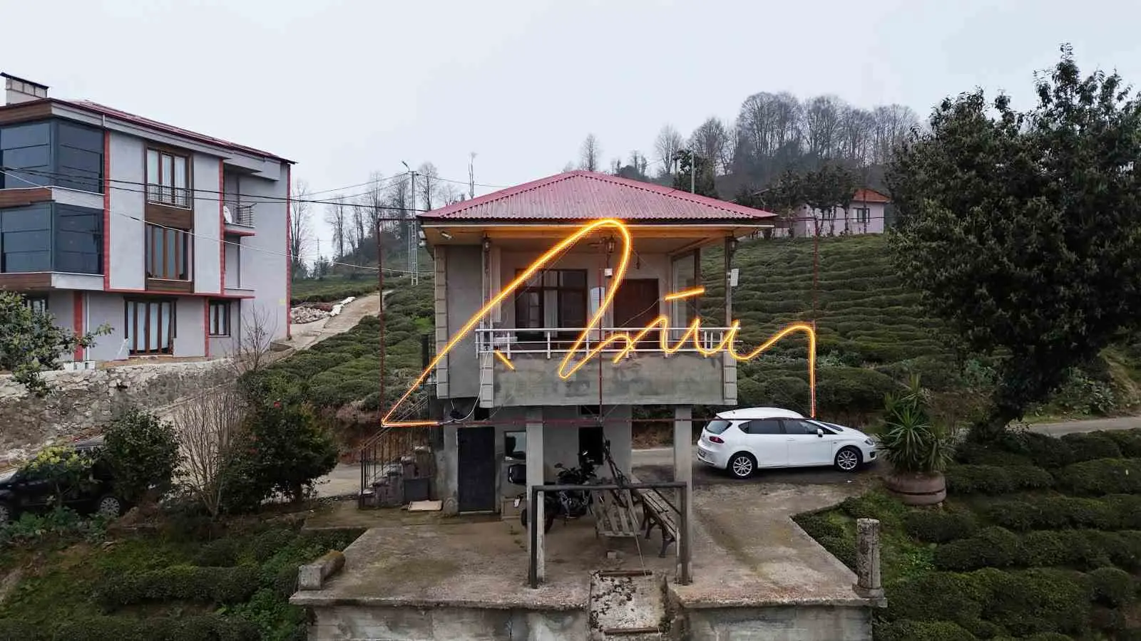 Cumhurbaşkanı Erdoğan’ın Rize’yi ziyareti sırasında ana baba ocağındaki evinin karşısındaki