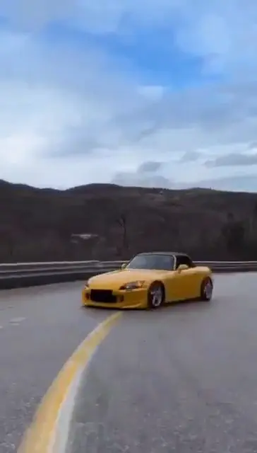 Bursa’da spor otomobiliyle drift yaparak trafik güvenliğini tehlikeye atan sürücü,