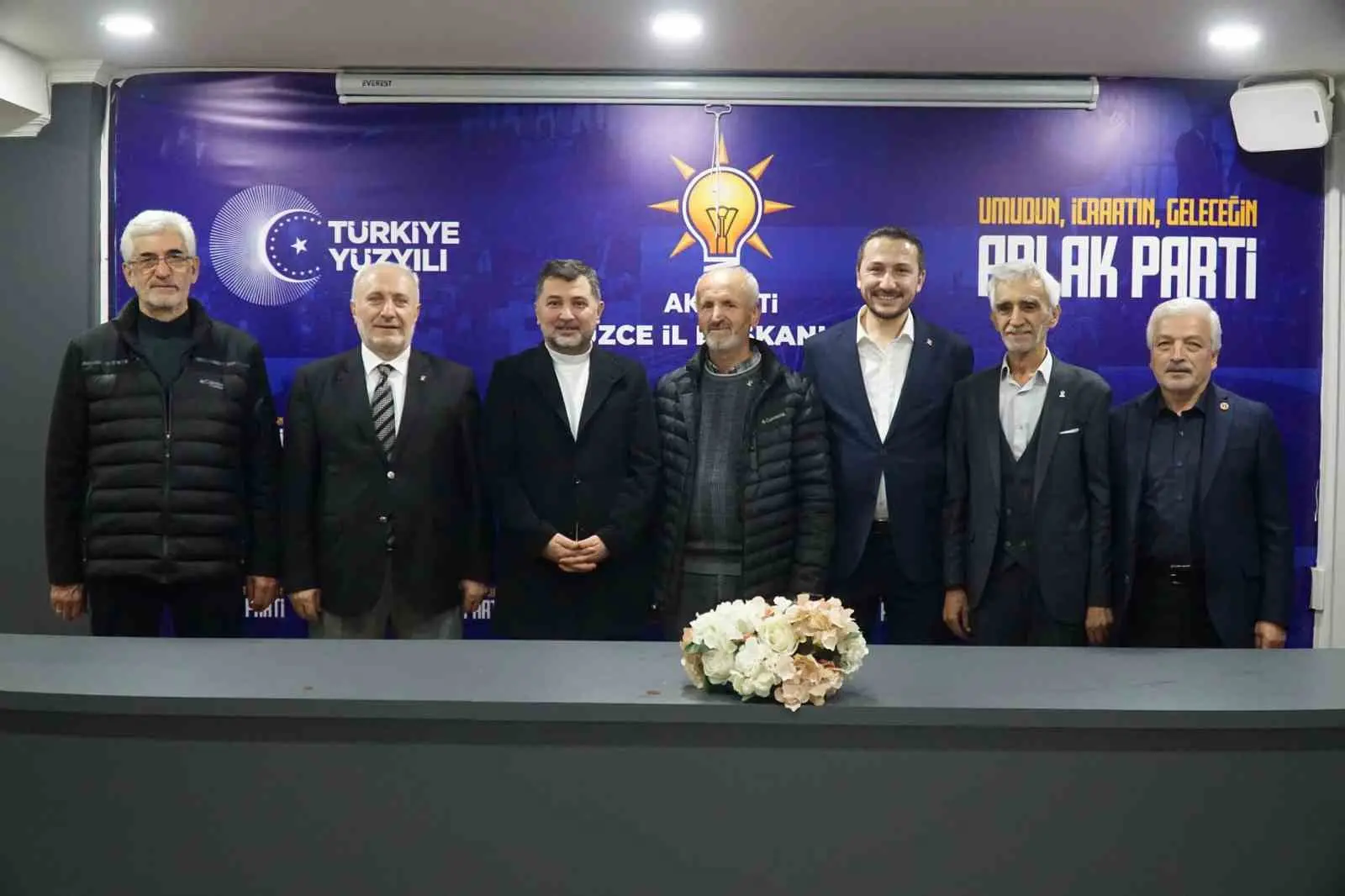 Düzce’de uzun yıllar eğitim camiasına hizmet etmiş emekli öğretmenler AK