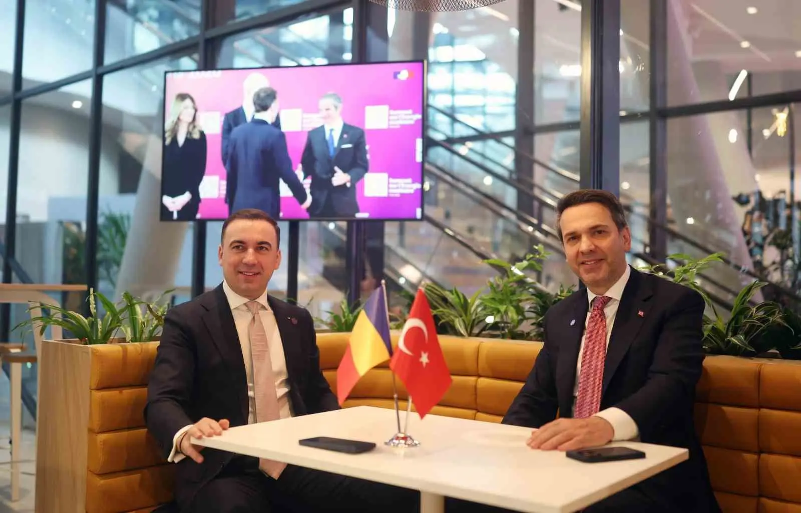 Enerji ve Tabii Kaynaklar Bakanı Alparslan Bayraktar, Fransa’nın başkenti Paris’teki