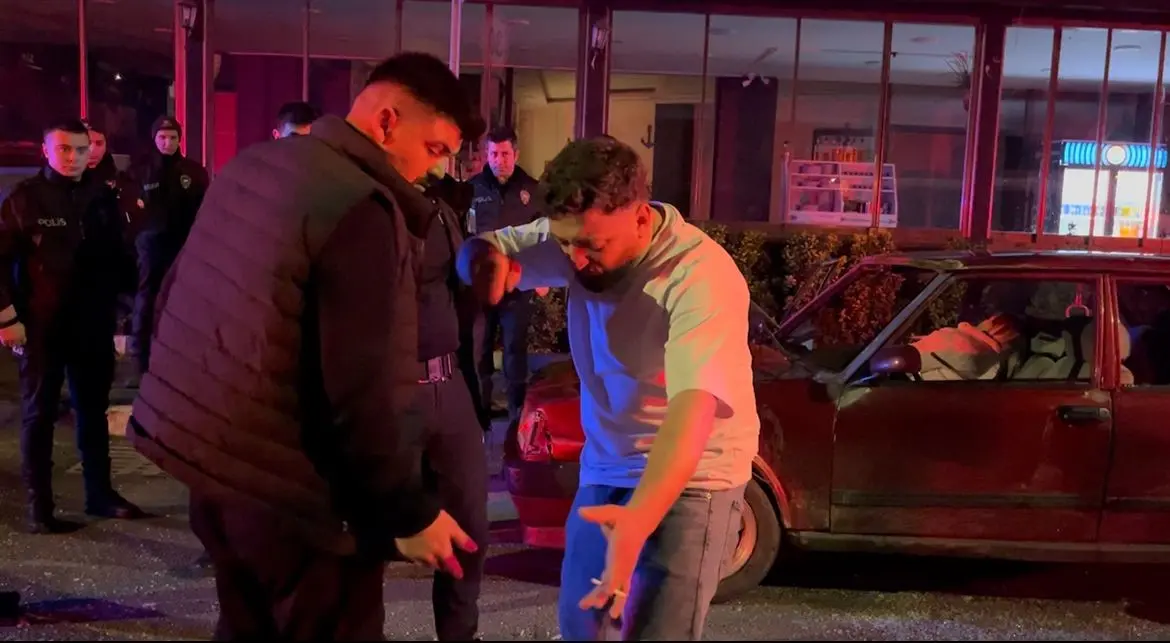 Bursa’da bir şahıs darp edildiğini iddia ederek otomobilini yolun ortasında