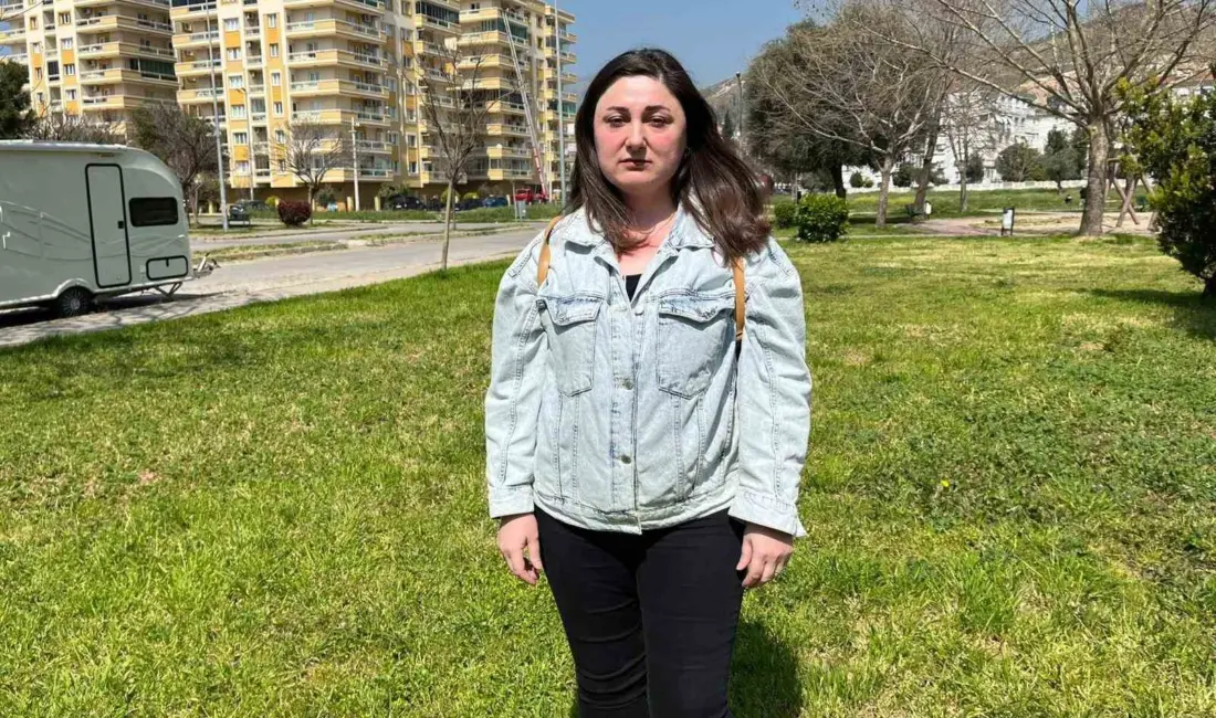 İzmir’de eski Bayraklı Belediye Başkanı Serdar Sandal’ı sokakta protesto eden