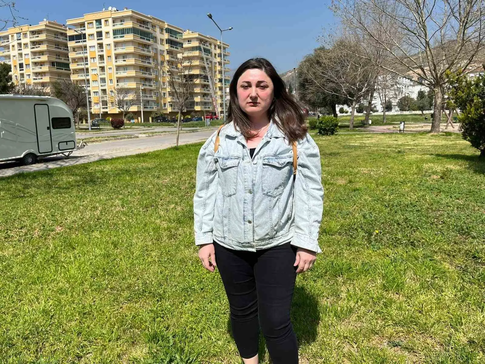 İzmir’de eski Bayraklı Belediye Başkanı Serdar Sandal’ı sokakta protesto eden