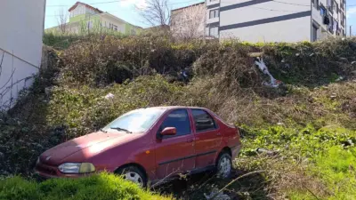 Bursa’nın İnegöl ilçesinde freni boşaldığı iddia edilen otomobilin şarampole uçması
