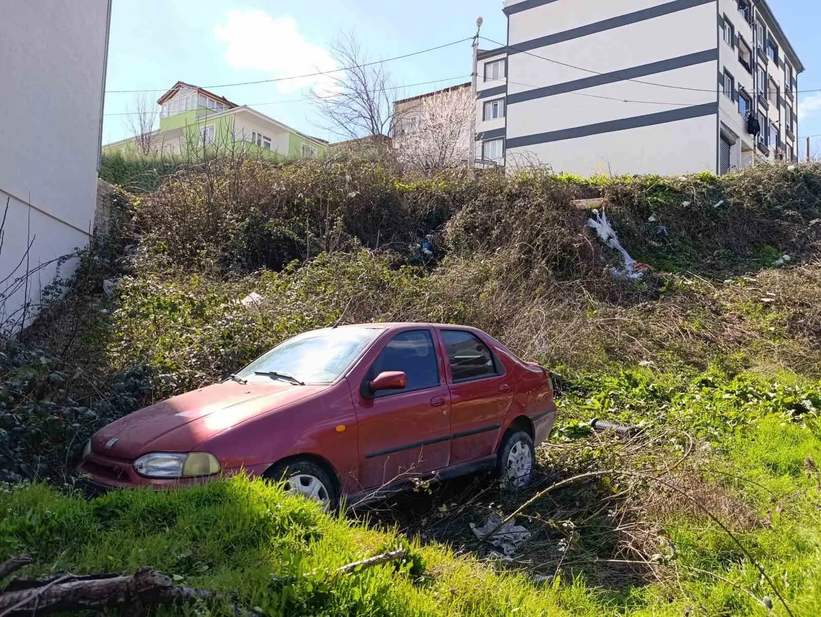 Bursa’nın İnegöl ilçesinde freni boşaldığı iddia edilen otomobilin şarampole uçması