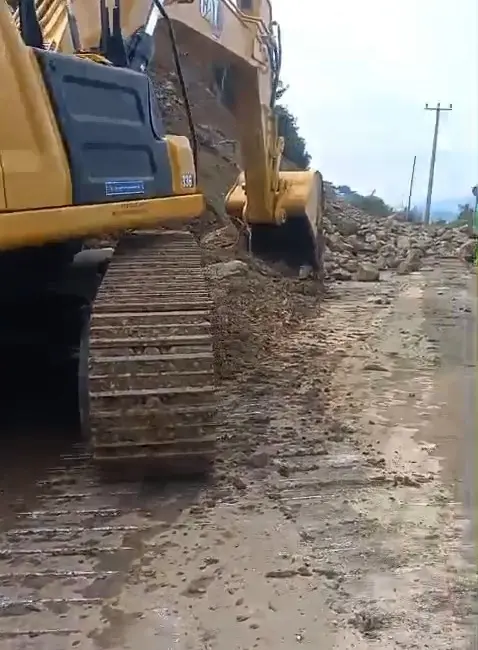 Bursa’da Gemlik-Mudanya sahil yolu, Kurşunlu Mahallesi’nden itibaren meydana gelen heyelan
