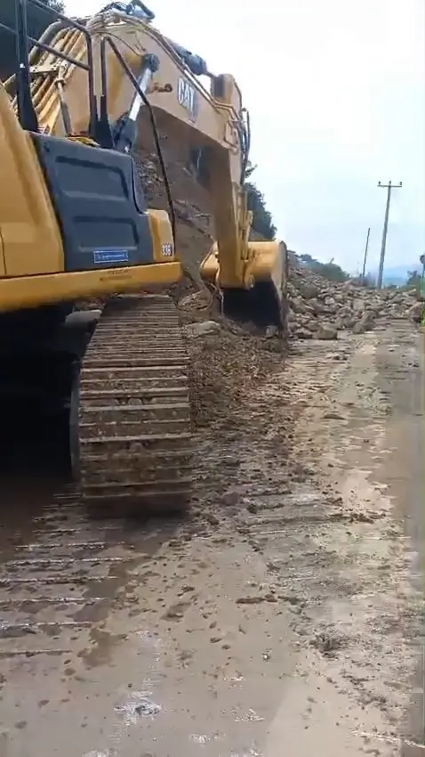 Bursa’da Gemlik-Mudanya sahil yolu, Kurşunlu Mahallesi’nden itibaren meydana gelen heyelan