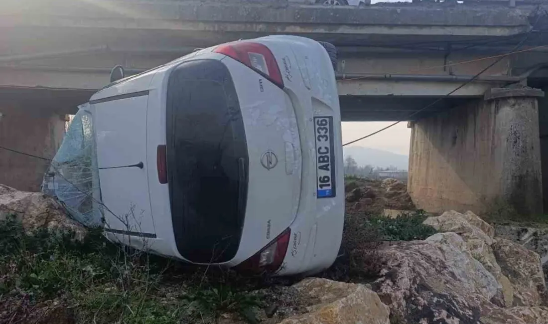 Bursa’nın İnegöl ilçesinde kontrolden çıkan hafif ticari aracın köprü korkuluklarını