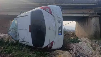 Bursa’nın İnegöl ilçesinde kontrolden çıkan hafif ticari aracın köprü korkuluklarını