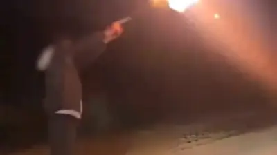 Bursa’nın İnegöl ilçesinde bir şahsın tabancayla havaya ateş açtığı anlar