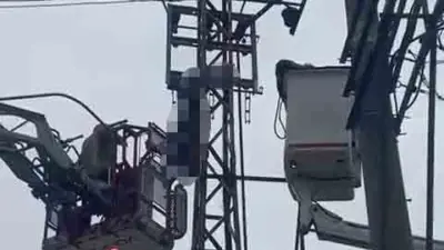 -Bursa’da, iddiaya göre, hırsızlık yapmak için elektrik direğine çıkan bir