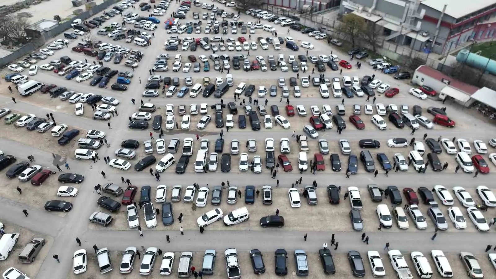 Bursa’da ikinci el otomobil pazarında bayram havasının erken yaşanması beklenirken,