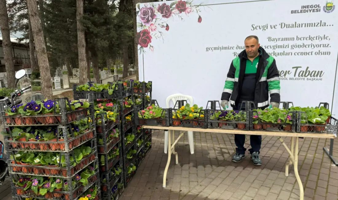 İnegöl Belediyesi, Ramazan Bayramı arifesinde mezarlık ziyaretine gelen vatandaşlara ücretsiz