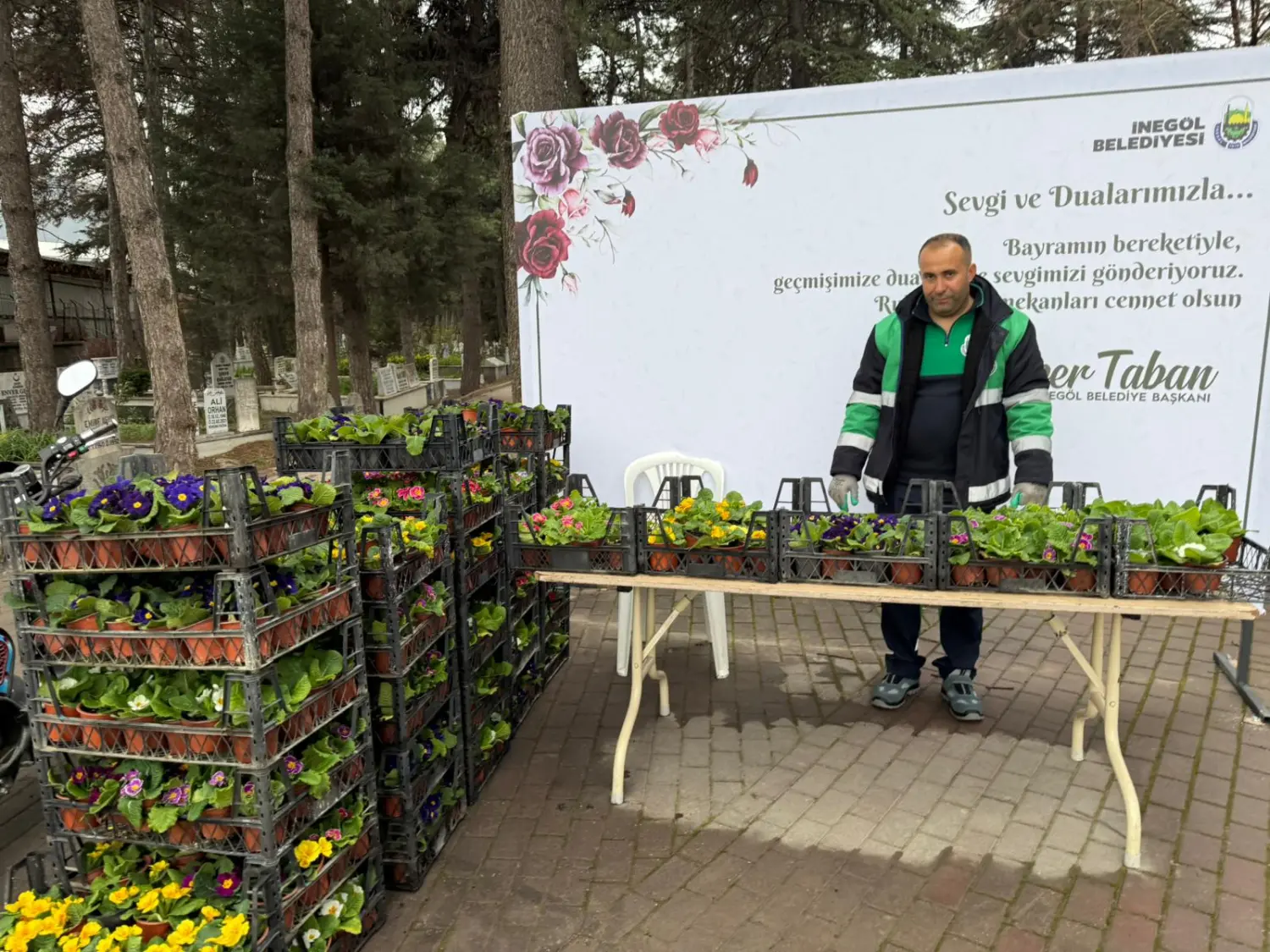 İnegöl Belediyesi, Ramazan Bayramı arifesinde mezarlık ziyaretine gelen vatandaşlara ücretsiz