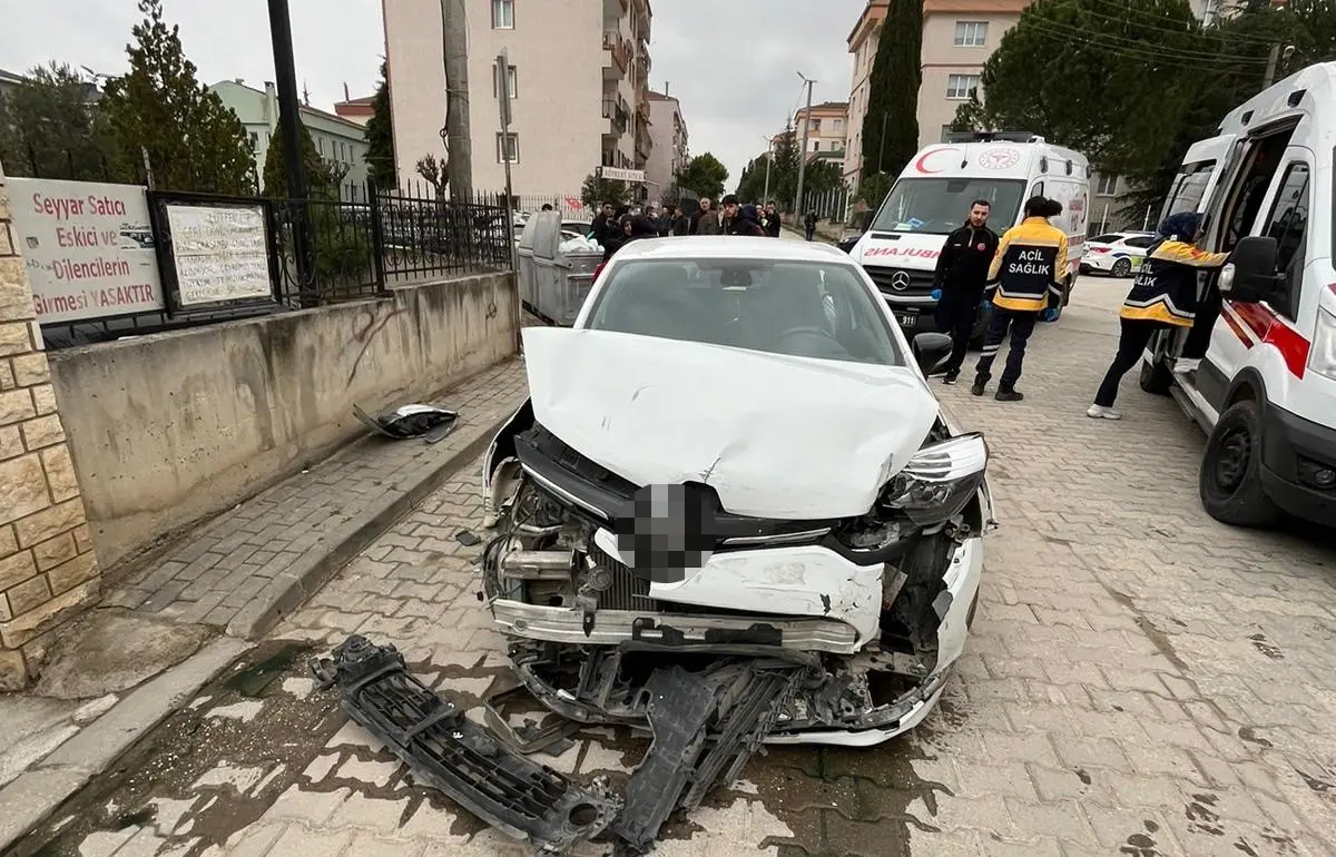 Bursa’nın İnegöl ilçesinde otomobillerin çarpıştığı kazada 5 kişi yaralandı. Kaza,