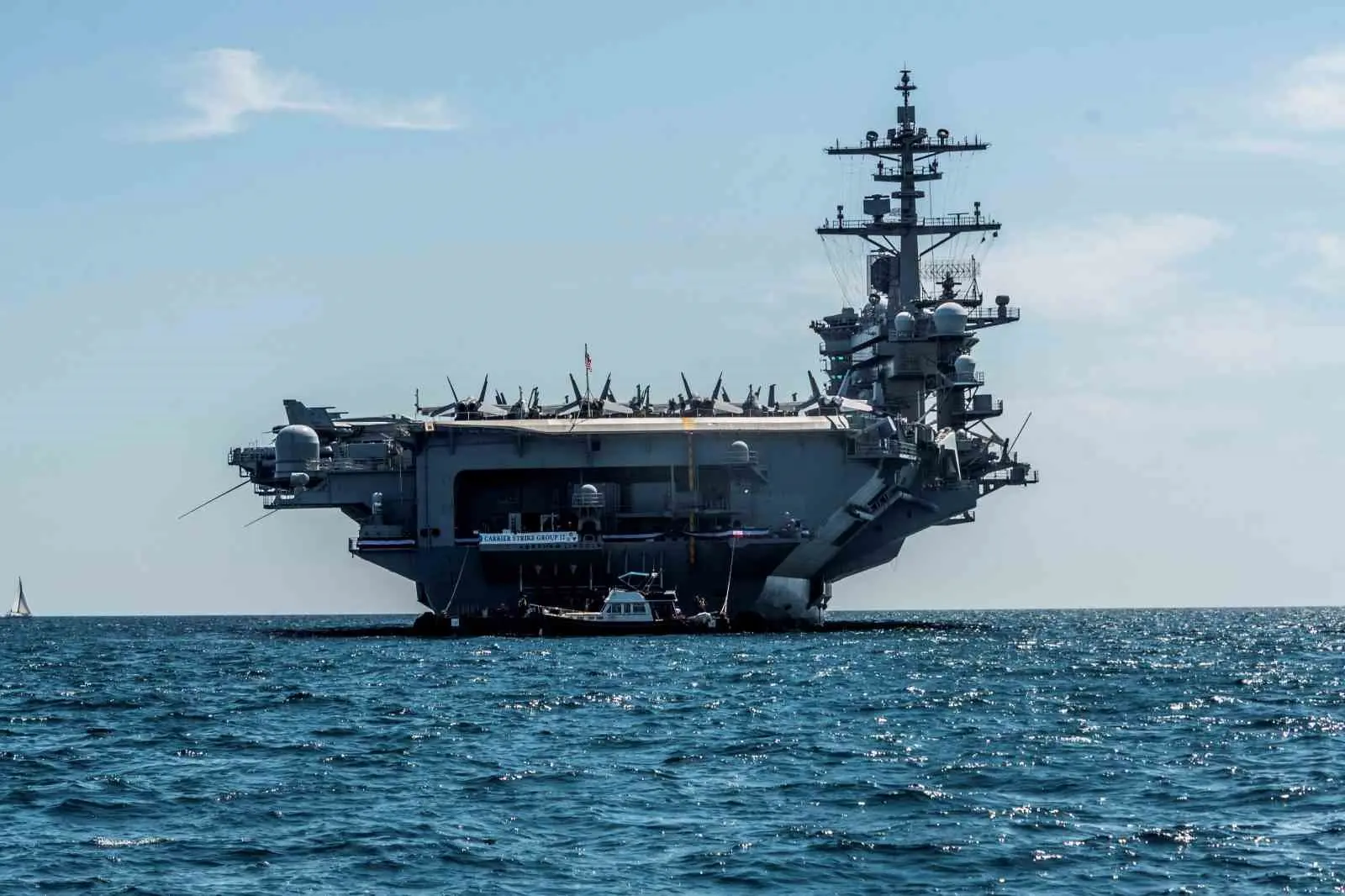 İran Devrim Muhafızları Ordusu, ABD’ye ait USS Abraham Lincoln uçak
