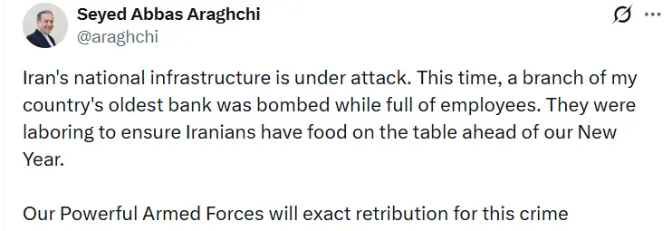 İran Dışişleri Bakanı Abbas Arakçi, bir banka şubesinin çalışanlarla doluyken