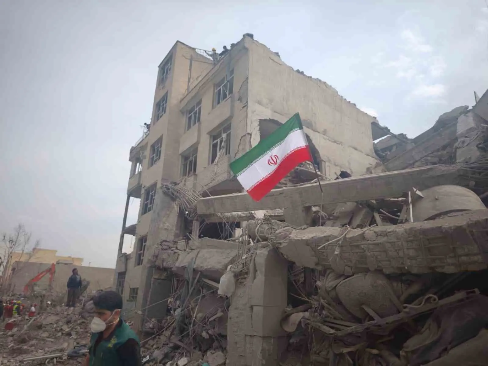 İran’ın başkenti Tahran’daki Risalet Meydanı’nda sivil binalara ABD-İsrail’in gerçekleştirdiği ve