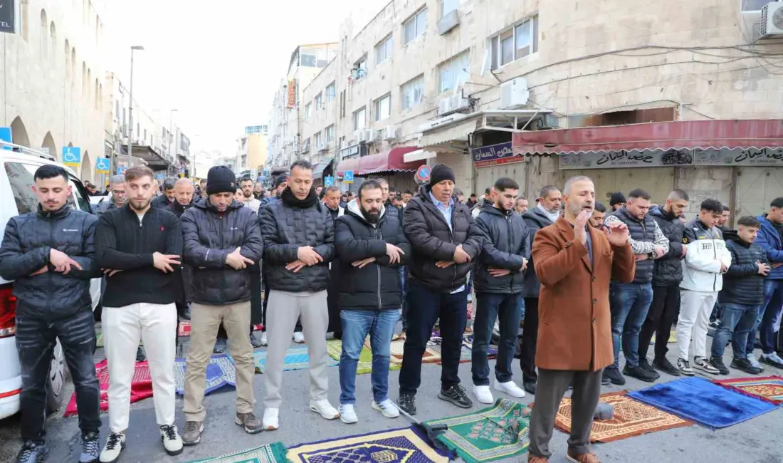 İsrail güçlerinin Mescid-i Aksa’yı ibadete kapatmasının ardından Doğu Kudüs’te Müslümanlar,