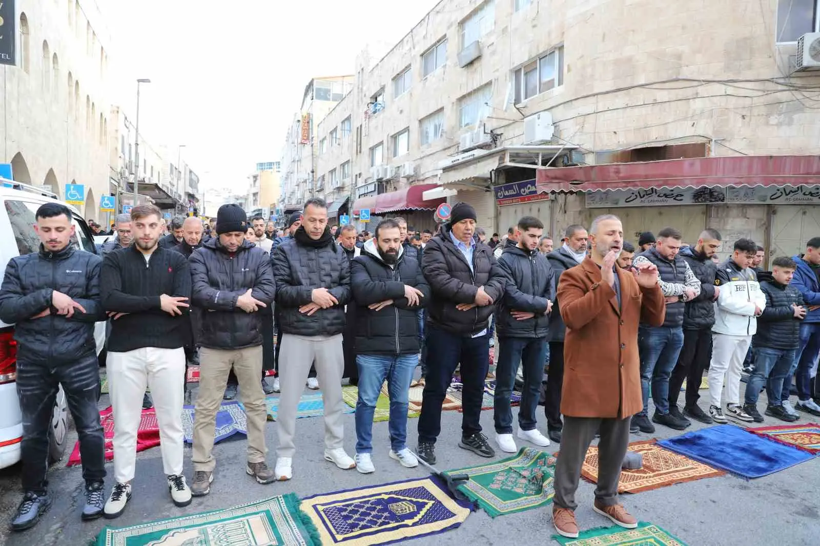 İsrail güçlerinin Mescid-i Aksa’yı ibadete kapatmasının ardından Doğu Kudüs’te Müslümanlar,