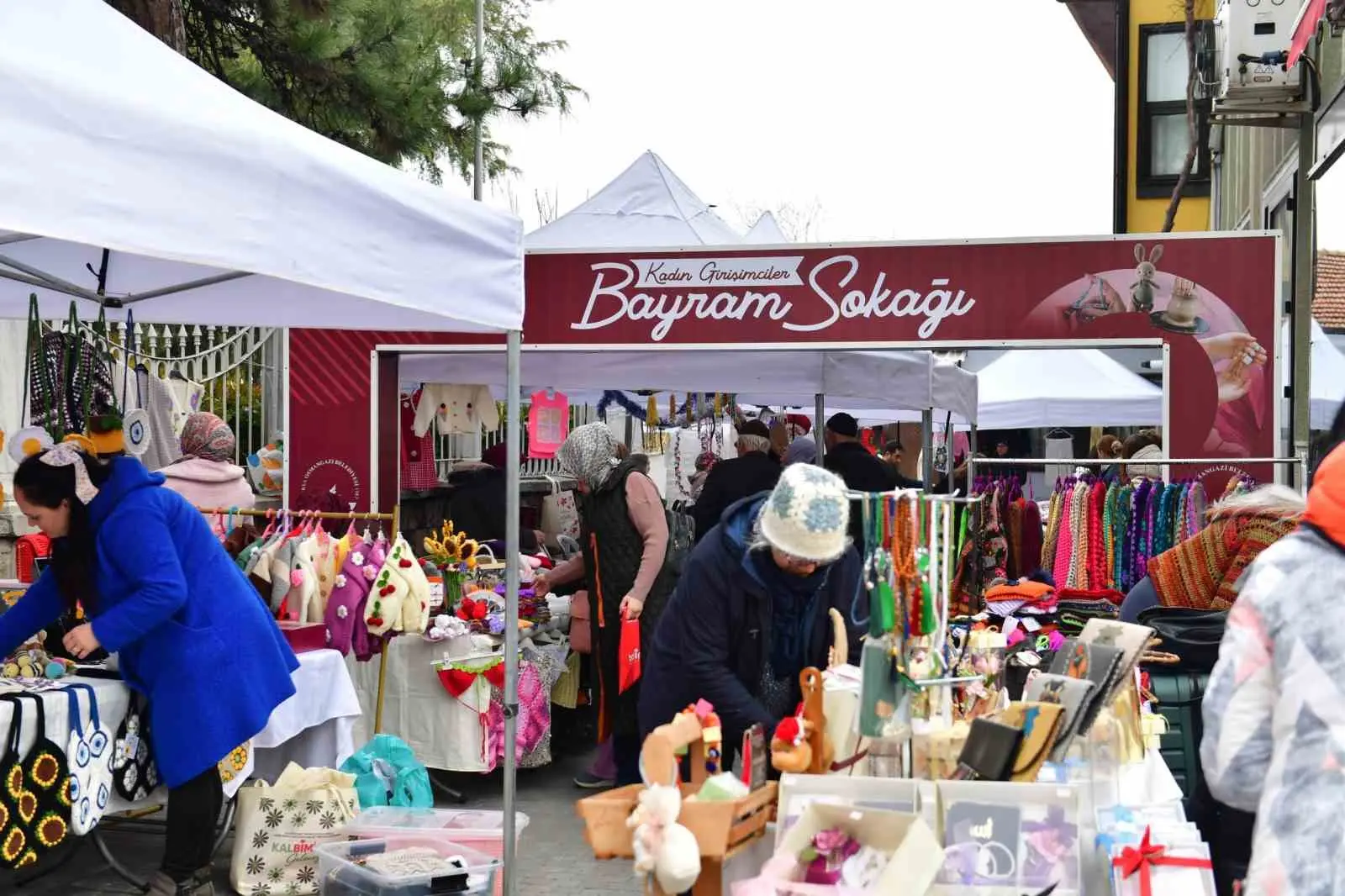 Kadın Girişimciler Bayram Sokağı, Sümbüllü Bahçe Konağı girişinde Osmangazililerin ziyaretine