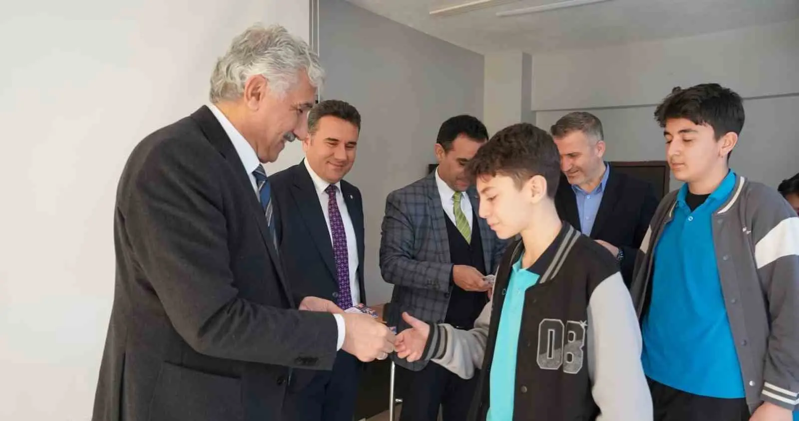 Adıyaman’ın Kahta ilçe Belediye Başkanı Mehmet Can Hallaç, eğitime yönelik