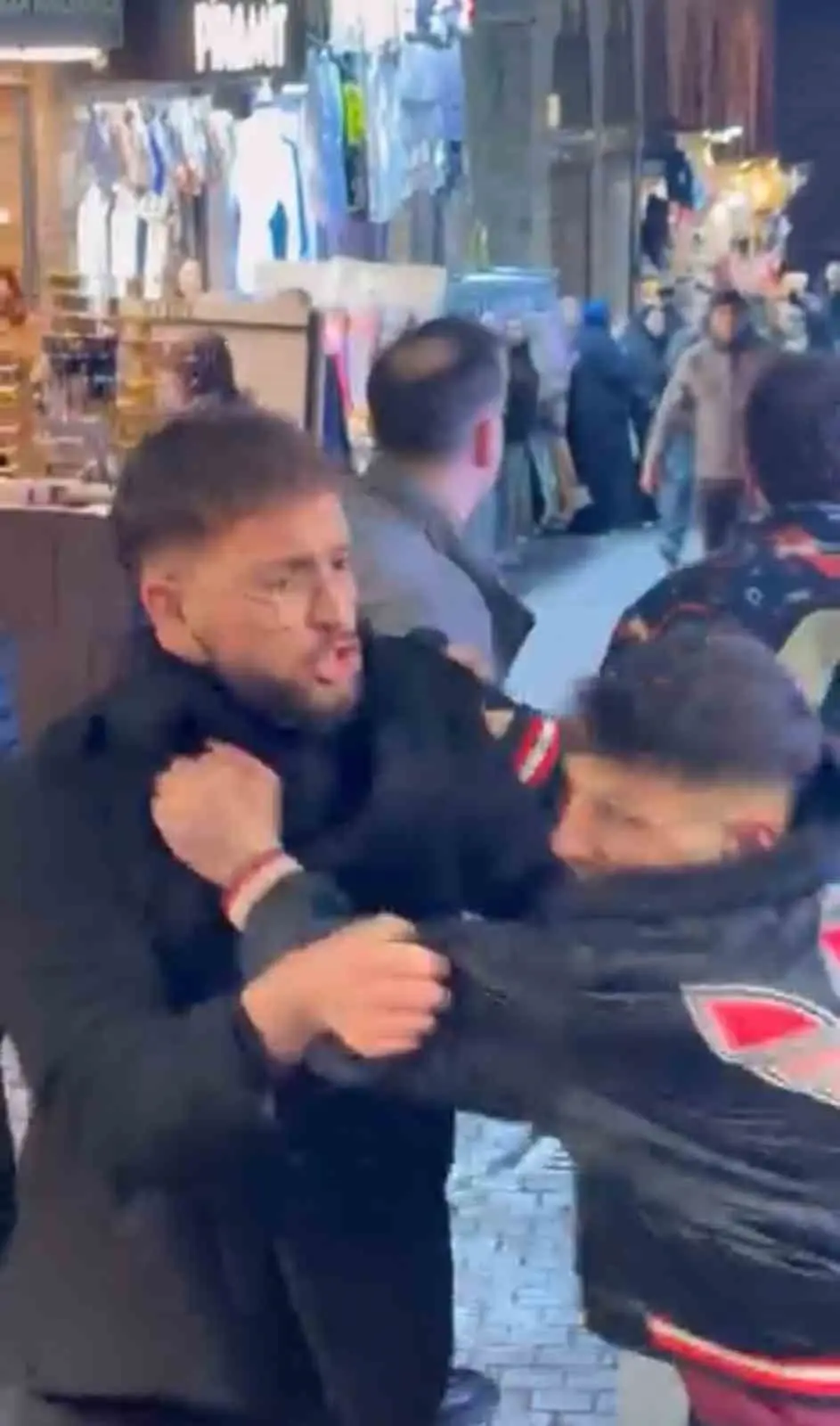 Bursa’da tarihi çarşıda iki grup arasında çıkan kavga, adeta meydan