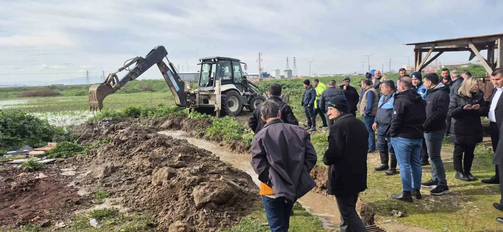Karacabey’de günlerdir etkili olan yoğun yağışın ardından oluşan su baskını
