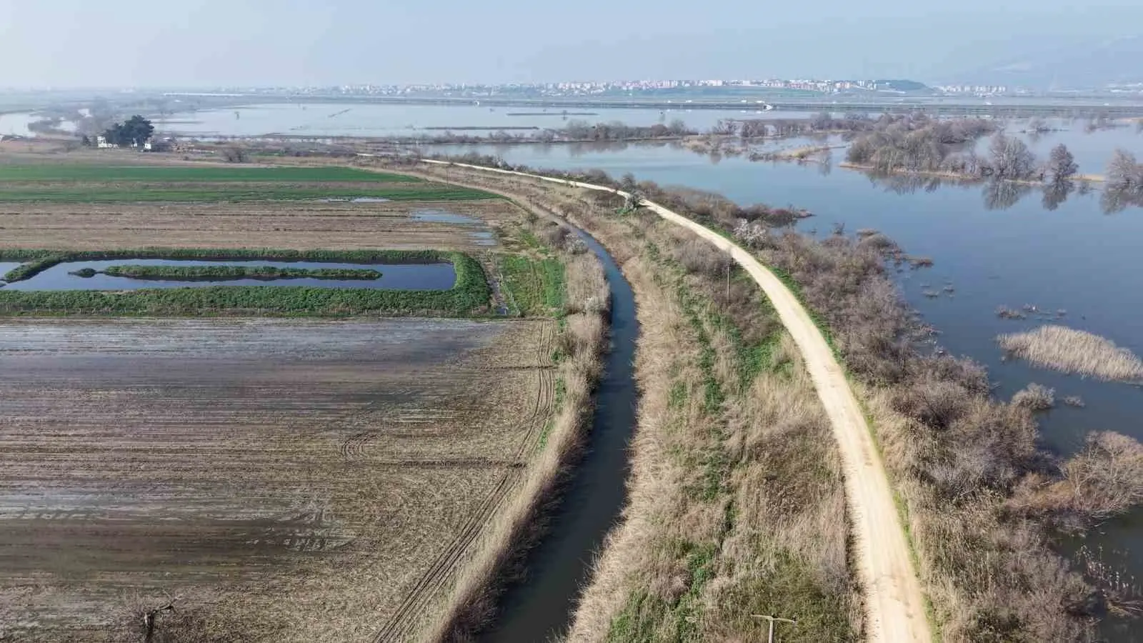 Bursa’nın Karacabey ilçesindeki çiftçiler, yeni sezon ekim için tarım alanlarını