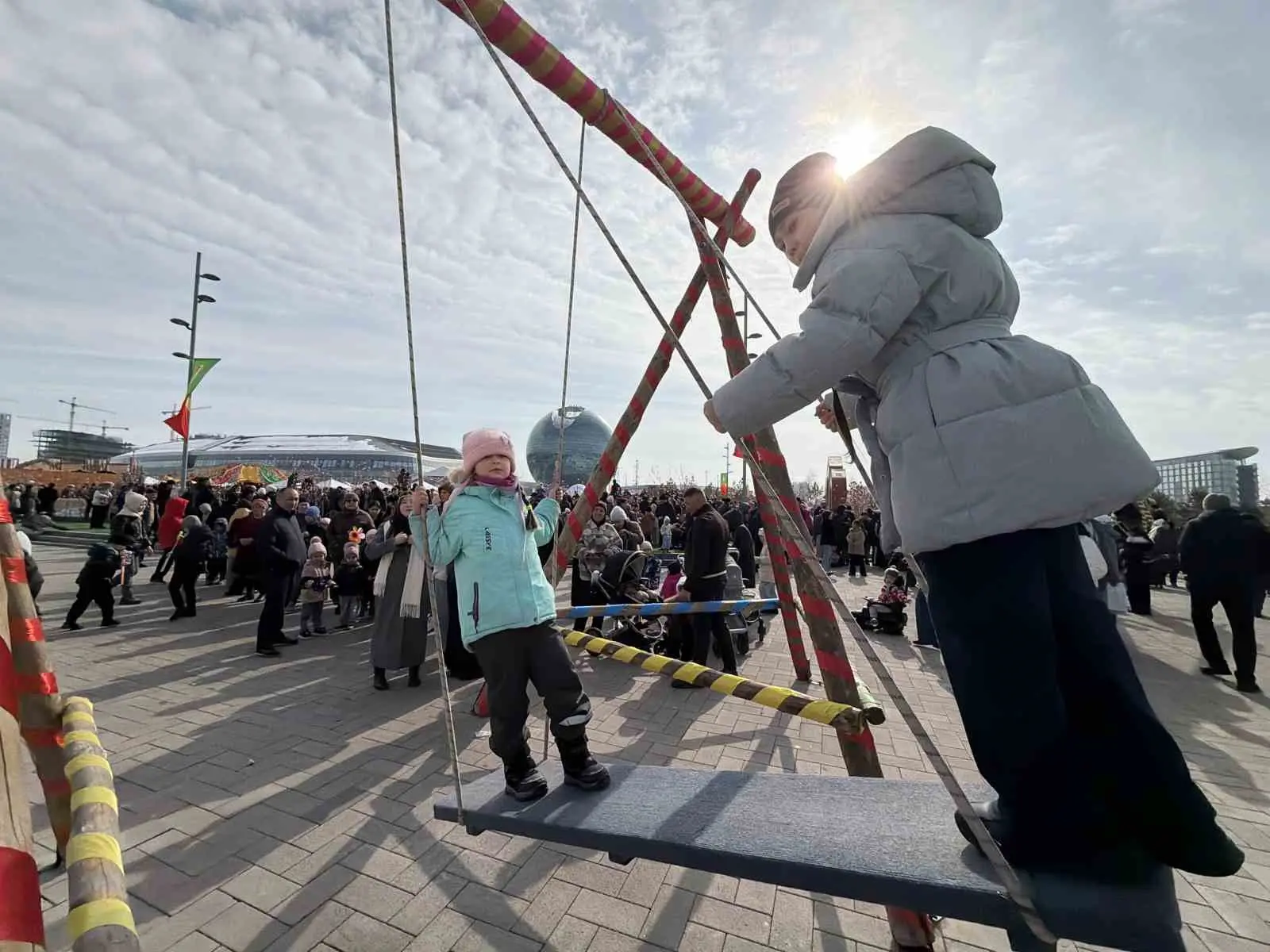Kazakistan’da Nevruz Bayramı dolayısıyla kutlamalar sürerken, başkent Astana’da 200’den fazla