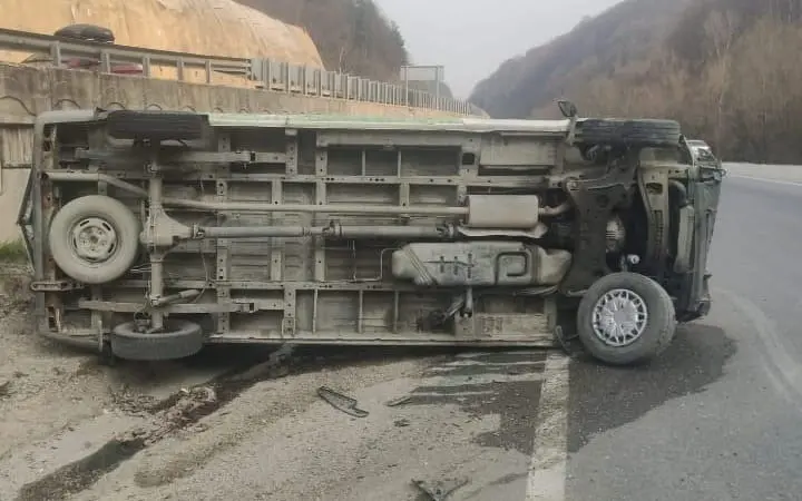 Bursa’nın İnegöl ilçesinde kontrolden çıkan minibüsün takla attığı kazada sürücü