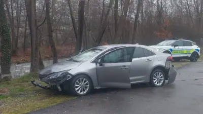 Bursa’nın İnegöl ilçesinde kontrolden çıkan otomobilin alt yola uçtuğu kazada