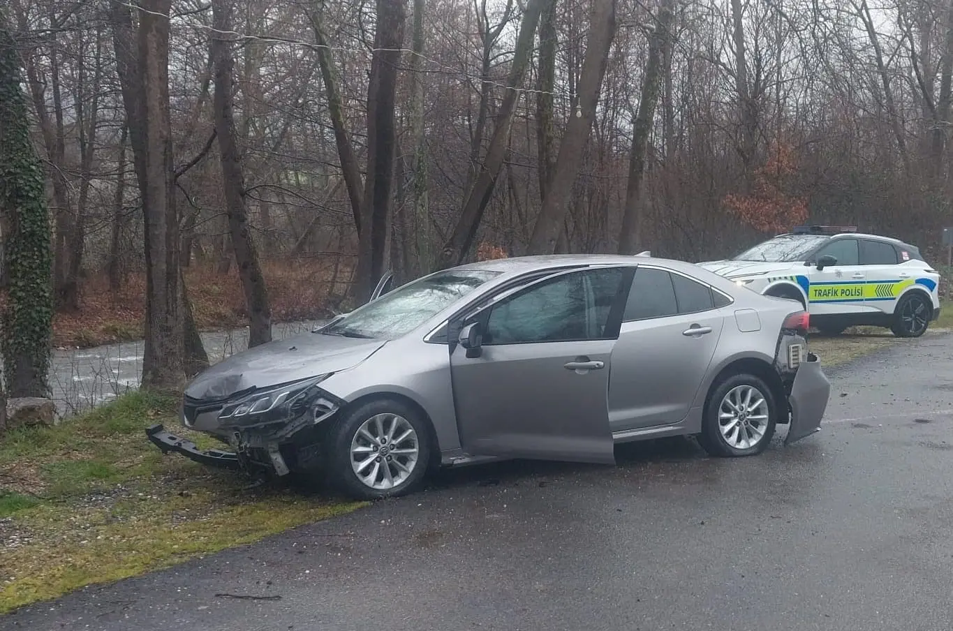 Bursa’nın İnegöl ilçesinde kontrolden çıkan otomobilin alt yola uçtuğu kazada